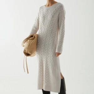 Cos klänning cableknit M - En elfenbensvit cableknit klänning från cos i storlek M, använd 2 gånger och vill framförallt sälja den pga viktnedgång! Overall superfin klänning i bra skick! ☺️ Köpt ny för 1250 kr