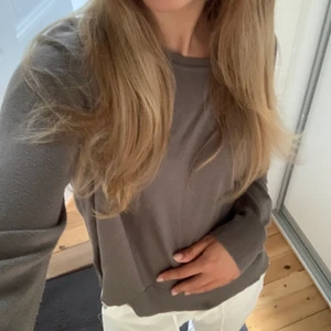 Grå stickad zara tröja - Ascool tunn stickad tröja från zara. Färgen är grå vilket är svårt att få på kamera, den första bilden representerar färgen på tröjan bäst. Använd få gånger och bra skick. Vet ej vad frakten blir så inget pris är säkert. Skriv om frågor, fler bilder mm💗