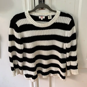 Randig stickad tröja - Säljer denna fina stickade och randiga tröja från Levis i storlek XS. Tröjan är i fint skick och inte använd så mycket 🫶🏻🫶🏻