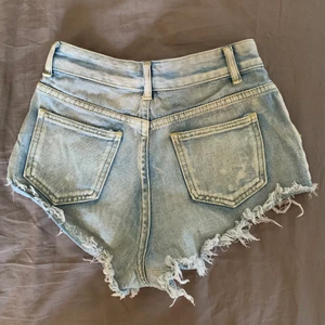 Korta shorts från shein, stl: XS - Korta shorts från shein, hålen ska vara där och inget jag har orsakat. De är i bra skick och säljer dom eftersom jag aldrig använder dom💕