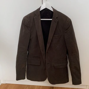 Kavaj Filippa K - Kavaj i tvättad look från Filippa K. Bra skick, storlek 48/M. Mörkgrön