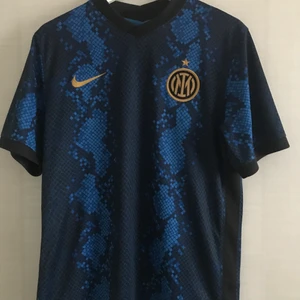 Inter Milan tröja - Inget milan tröja. 9/10 skick den är som ny köpt på unisport för ungefär 2 månader sen använd ett fåtal gånger