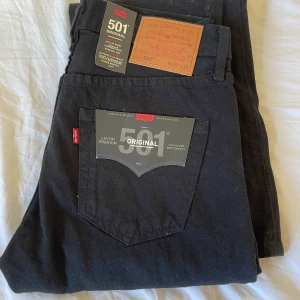 Svarta Levi’s 501. Helt nya. - Säljer ett par helt nya svarta Levi’s 501 i storlek 29/32. Inköpta från carlings för 1100kr men är tyvärr för små för mig.  Pris: 699kr men kan diskuteras vid smidig affär.