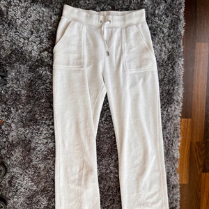 Juicy Couture byxa Vit - Säljer mina fläckfria byxor från juicy som jag använt försiktigt. Slutsålda i S överallt, men lägre pris då materialet blivit lite mer åt det sträva hållet i tvätt, syns knappast dock. Ena knappen bak går inte att fästa men det syns inte heller. 