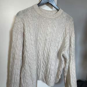 Klicka inte köp nu🤗 En beige/crémevit kabelstickad tröja från H&M i strl XS. Den är oversized och väldigt mjuk. Har tyvärr inga bilder med tröjan på. Vet ej nypris men säljer för 100kr