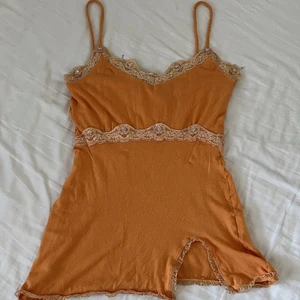 Linne - Såå sött och trendigt linne jag köpt på second hand. Lite nopprigt som man ser på andra bilden men annars i nyskick💕