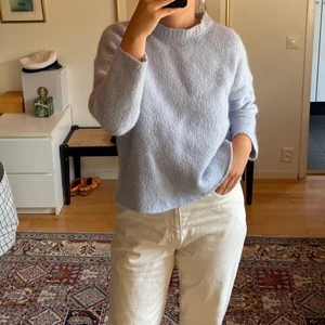 Ljusblå stickad tröja  - Ljusblå stickad tröja från secondhand, lite stickig men om man har tröja under fungerar det perfekt 