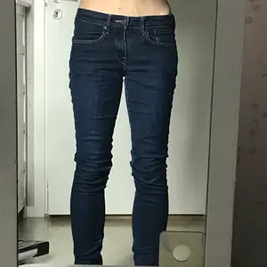 Superfina Levis jeans, stl 28, köpta på second hand men blir inte använda.  Otroligt sköna  Skickar gärna fler bilder vid intresse 