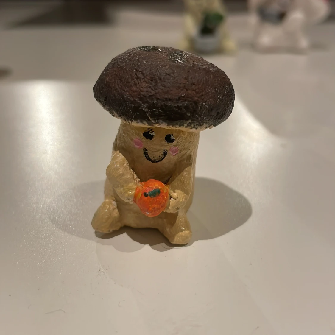 Carl Johan svamp som håller i en apelsin