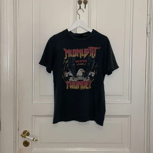 Rockbands tröja från Gina Tricot - Mörkgrå tröja från Gina Tricot i storlek XS. Säljer då jag aldrig använder den 🫶🏼💘