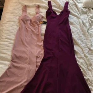 Mermaid balklänningar  - Säljer 2 figursydda vackra maxi aftonsklänningar strlk XS/S. Med superfin urringning med padding för stöd. Den lila är helt oanvänd och den rosa är använd 1 gång. Perfekt till bal, bröllop m.m. Säljer en för 500kr eller båda för 800kr