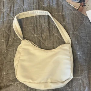 Handväska - Väska från gina tricot som knappt är använd:) 