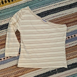 One shoulder top - KONTAKTA INNAN KÖP NU. Fin enarmad tröja med trekvarts arm, i 9/10 skick förutom den lilla fläcken på ärmen som knappt syns. Använd en del av mig, second hand. Dm för frågor eller nåt!😸