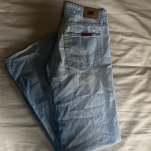 Indian Rose jeans🪡 - INTE SÅLDA! Lågmidjade jeans från Indian Rose i storlek 26. Sitter fantastiskt på och är vida i benen, inga fläckar eller defekter, som nya. Går precis ner till marken på mig som är 163cm lång. 