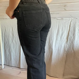 vida jeans - vida jeans från monki som jag klippt, går ner på skon för mig som är 155cm. skulle säga mid- high rise. storlek W24, frakt tillkommer💓