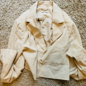 oversized kavaj från Gina tricot - överdimensionerad kavaj från Gi tricot storlek L men kan bäras till M också.  linnematerial.  kan ta med till city eller avhämtning i kviberg