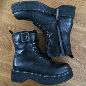Boots kängor - Säljer mina boots från Zara. Knappt använda så i bra skick!🥰 Kan mötas i Stockholm eller så står köparen för frakt💓