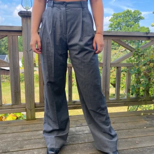 Dagmar kostymbyxor strl. 36 - Små i midjan, långa för mig som är 165. Stora och vida i benen. Faller fint. Använda ett fåtal gånger. Nypris: 1299kr 🌻