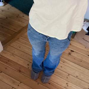 Lågmidjade bootcut från Filippa K. Midja är ca 80cm och innerbenet är ca 85cm