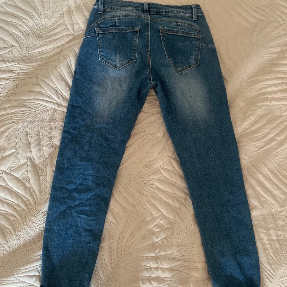 Blå skinny jeans tajta low-rise. Bra kvalité, ganska småa bra för folk runt 155cm. Jeans & Byxor.