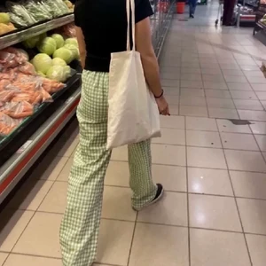 Rutade byxor  - Förra bilden är lånad! Gröna byxor som är inatt använda, är i bra längd för mig som är 165cm lång 