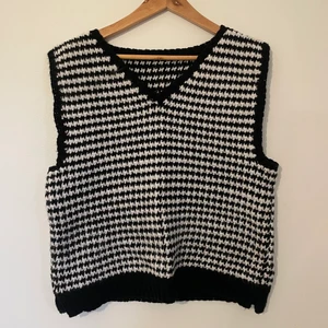 Virkad väst  - Köpte västen av min kompis som virkade den efter mina önskningar!!! Så himla fin och välgjord. Tyvärr har den bara kommit till användning en gång.🤍🖤Storlek S-L skulle jag säga. Köptes för 400 kr (frakt ingår)