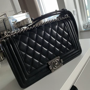 AA Chanel axelremsväska  - Axelremsväska med kedja i fint skick. 