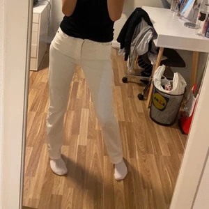 vita jeans - vita jeans från second, aldrig använt och i nyskick 🤍🤍
