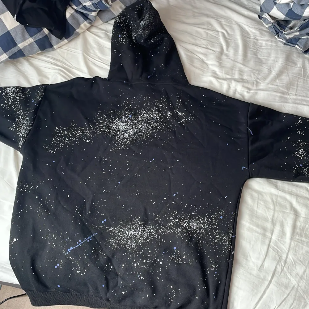 Hoodie från new yorker, Bra skick knappt använd. Hupparit & Collegepaidat.