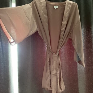 Morgonrock i satin - Superfint skick då den är använd 2 gånger, men tyvärr tyckte jag inte om den. Lite lite mörkare färg i verkligheten 