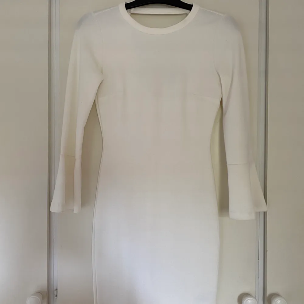 En vit enkel men elegant klänning från GinaTricot i storlek XS. Klänningen är enbart använd 1 gång då den tyvärr inte kommit till användning. . Klänningar.