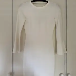 En vit enkel men elegant klänning från GinaTricot i storlek XS. Klänningen är enbart använd 1 gång då den tyvärr inte kommit till användning. 
