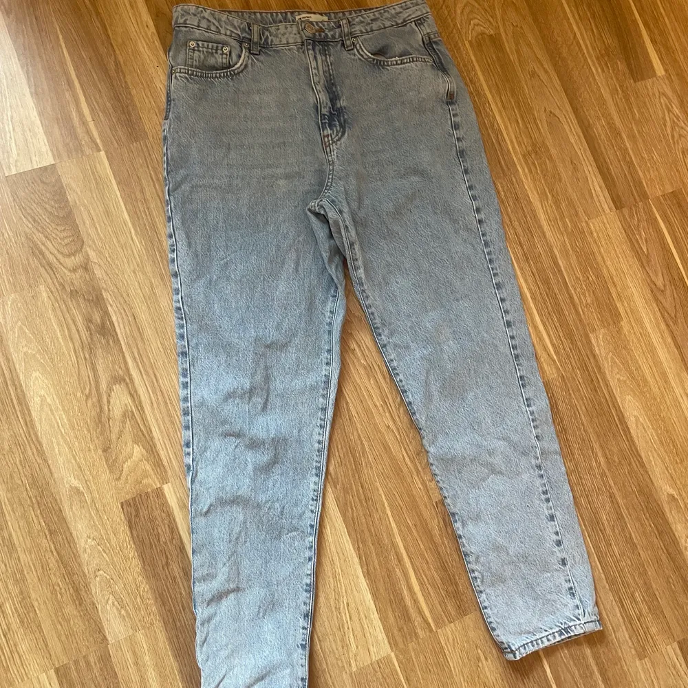 Jättefina jeans från Gina tricot som aldrig kommit till användning! Jättesnygg passform och färg! Säljer för 100+frakt🥰🥰. Jeans & Byxor.