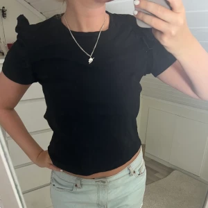 zara topp volang  - super söt topp från zara med volanger, säljer fast i vit