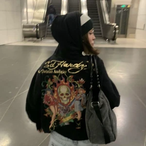 Ed Hardy zipup hoodie - Världens fetaste ed hardy zip up som tyvärr inte kommer till användning😻😻💋 muddarna på ärmarna är lite slutna skriv om du vill ha bild