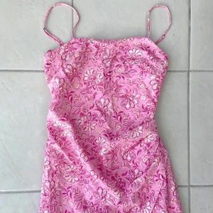 Klänning ifrån Zara - Riktigt fin klänning, sitter som en dröm! Tyvärr för liten för mig 💞