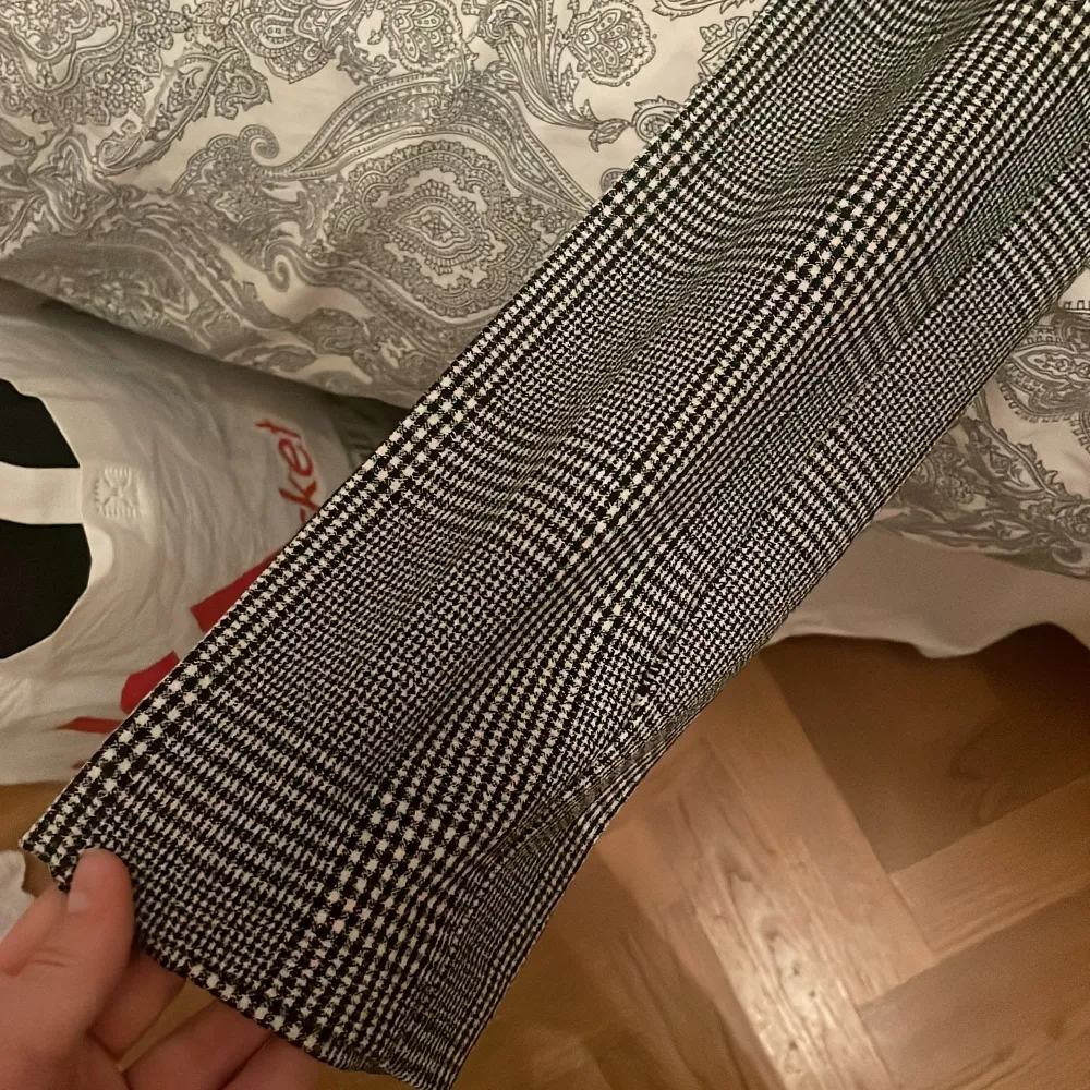 Fina kostymbyxor från Zara. Storlek XS Köp för 50kr+frakt Säljer för de har blivit för små för mig 💙. Farkut & Housut.
