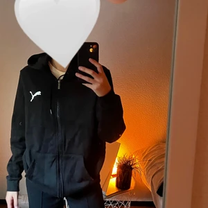 Puma hoodie - Hoodie från puma, sparsamt använd. Pris går att diskutera och köparen står för frakten!