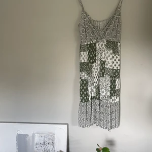 Klänning - En super fin klänning som jag köpte i Spanien i sommras. Jag älskar den verkligen men den var tyvärr lite för stor för mig vid axlarna. Den är helt oanvänd, så den är så gott som ny💗