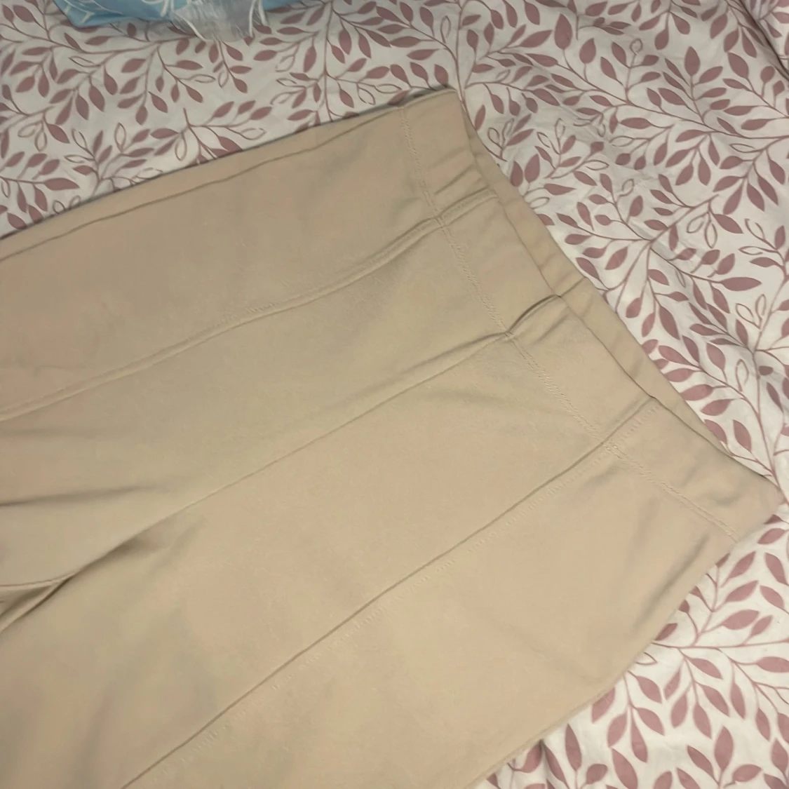 Beige tight byxa i storlek S  - 90
