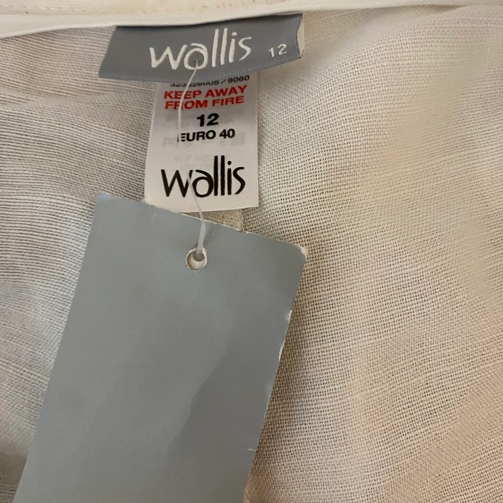 Nu säljer jag dessa vita linne byxor från Wallis i storlek 40. På andra bilden kan man se hur de sitter på mig då de är lite för stora och långa, Endast testade för bilden och prislappen sitter kvar!. Jeans & Byxor.