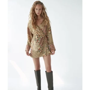 Mönstrad byxklänning Zara  - Mönstrad byxklänning ifrån Zara, passar perfekt till utekvällen med ett par höga boots och kavaj. Helt ny med prislapp kvar! Ursprungspris 399:-  Nypris 60:-  Budgivningen är avslutad men varan är inte såld!