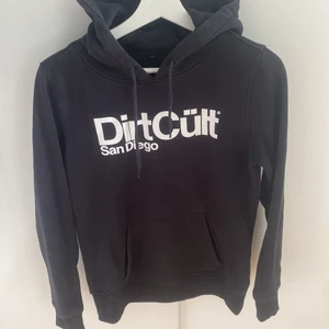 hoodie - säljer min dirtcült hoodie då jag inte använder den, skulle sjölv säga att den mer är i storlek xs-s då den är mindre i storleken! köparen står för frakten💗