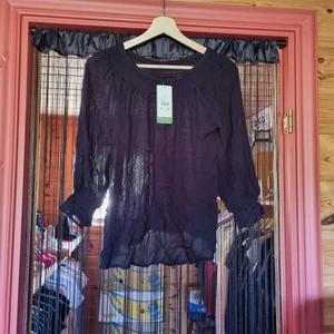 Blus - Svart blus. Oanvänd. Lappar kvar. Pösig. 