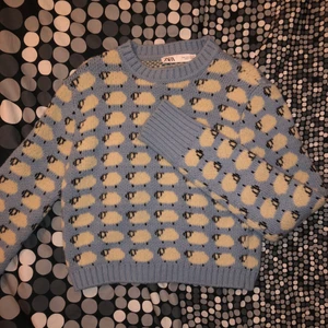 Stickad fårtröja - En stickad tröja i ullmaterial. Motivet är får. Eftertraktad och totalt slutsåld på ZARA. 