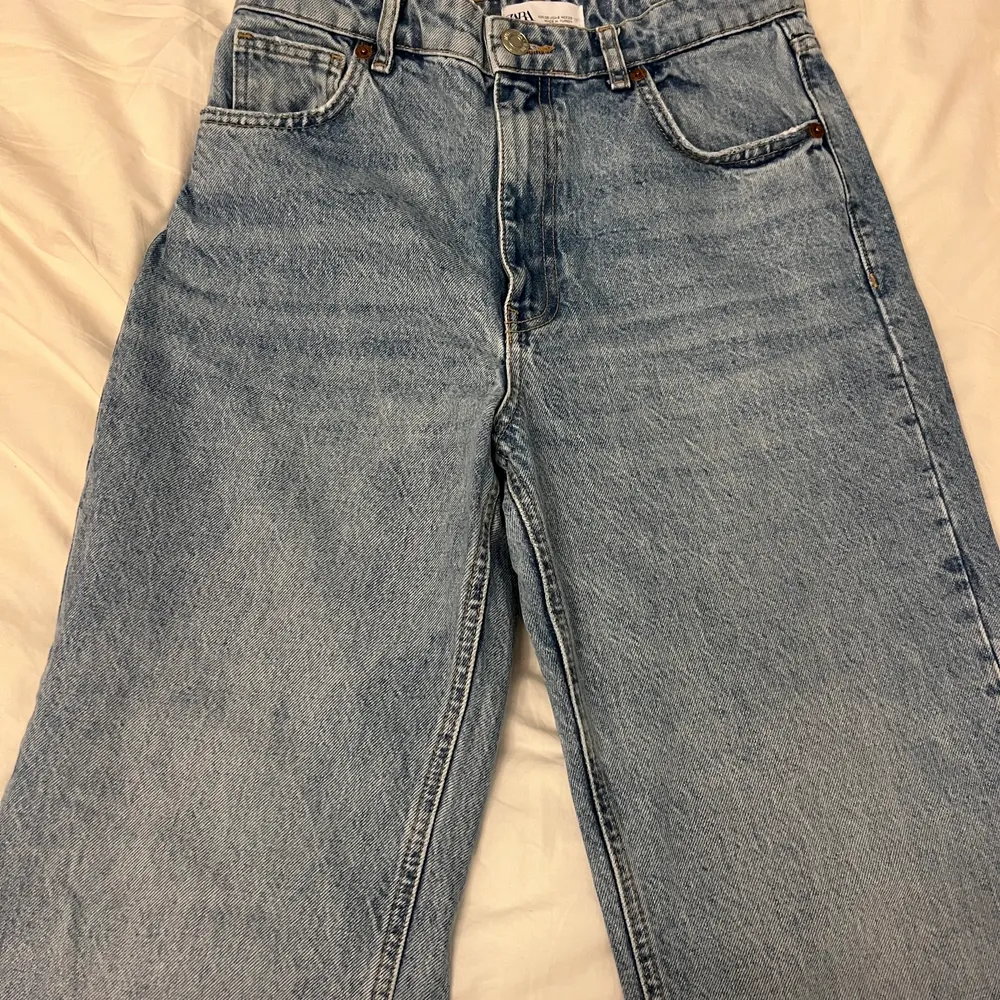 Zara jeans i bra skick. Använda några gånger men inga dekaler. Det är i modellen Wide leg. Jag är 172  cm och de är perfekta för mig. Möts upp i stockholm eller skickar via posten:). Jeans & Byxor.