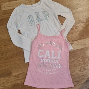 Tröjor  - En vit o en rosa GAP tröja som tillsammans kostar 80kr Storlek: 146/ 152cm 