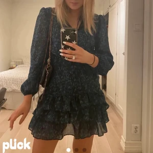 Klänning från zalando - säljer denna klänning som är köpt på Zalando och är slutsåld, prislappen är kvar och den är aldrig använd (frakten kostar 40) LÅNAD BILD buda privat om fler är intresserade 