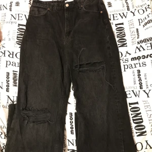 Zara Jeans i bra skick  - Jeans från Zara, supersköna och luftiga i benen lite långa på mig som är 171cm, knappt använda då dom är för stora för mig!  storlek 46 men mer som 44.