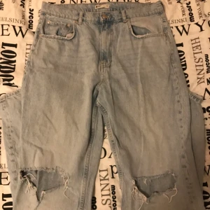 Jeans  - Ett par jeans från Gina tricot,  Storlek 44 men passar nog även bra på en med storlek 42. Nypris 600kr. väldigt sparsamt använda. 